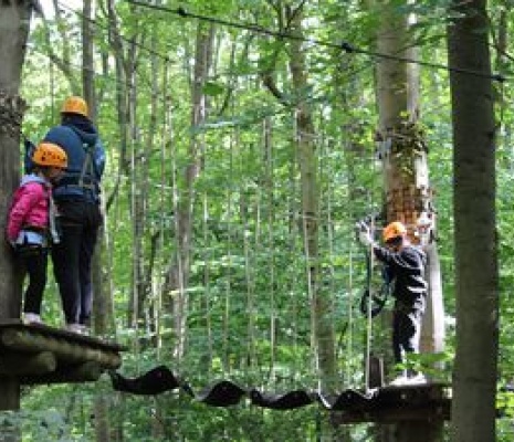 Spätsommerfest des Hospizverein Schwerin im Schweriner Kletterwald: Kinder beim Klettern