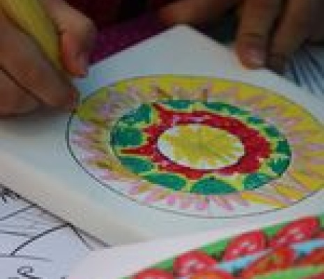 Mandalas ausmalen auf dem Spätsommerfest des Hospizverein Schwerins